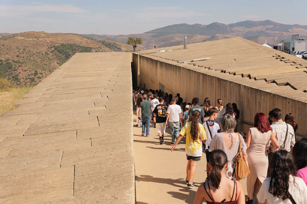 Alunos a percorrer o acesso ao Museu do Côa, com a paisagem do vale ao fundo.