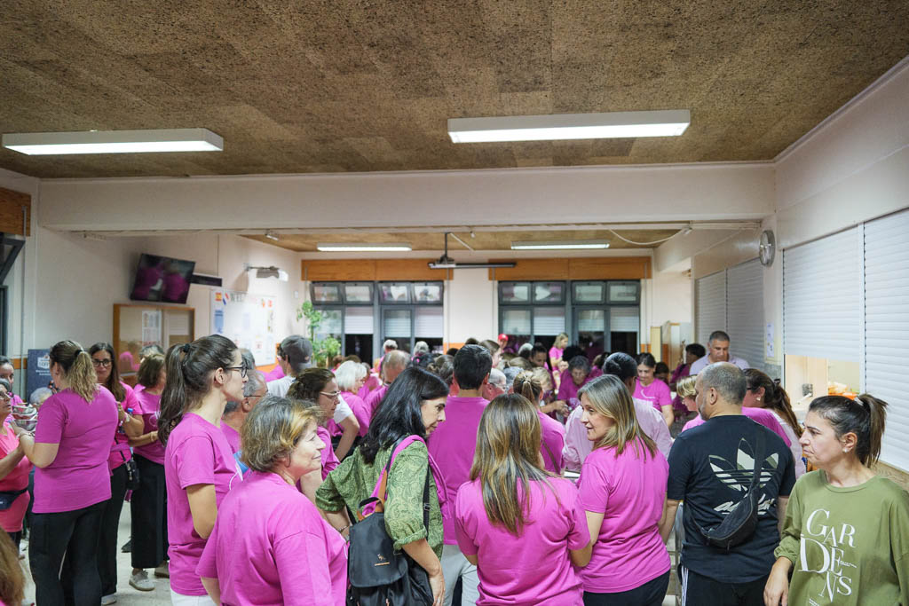 Participantes reunidos ca cantina da escola no final da caminhada.