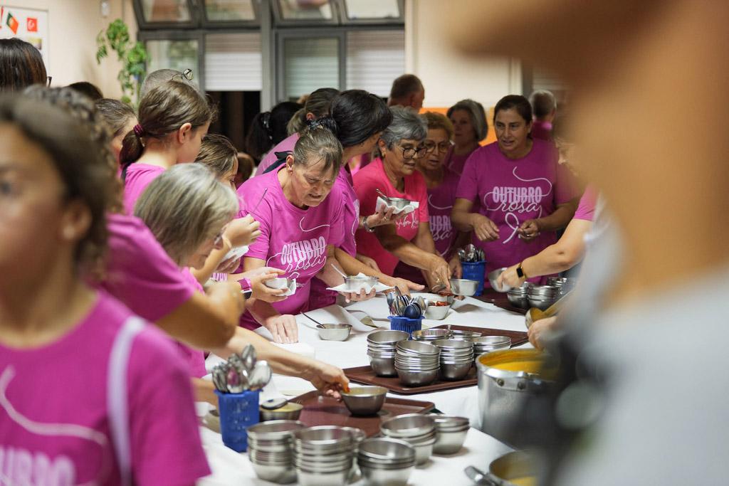 Participantes à mesa durante o reforço alimentar.