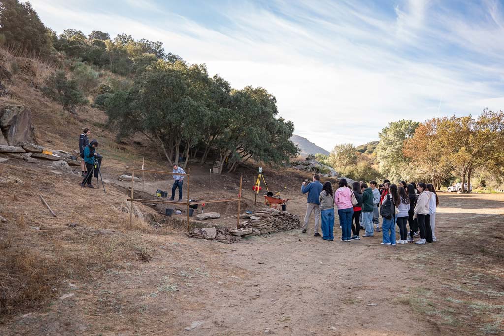 Alunos no sítio arqueológico da Penascosa.
