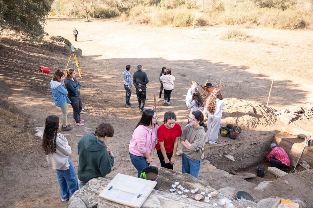Alunos no sítio arqueológico da Penascosa.